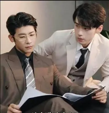 霸总变打工人？《破产后，我成了死对头的秘书》：甜虐交织的职场爱情！